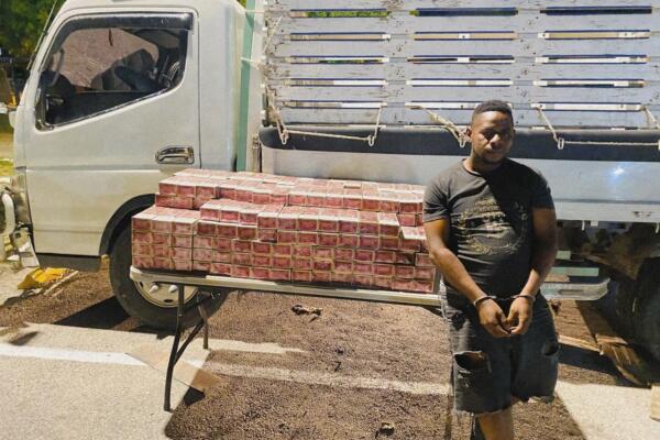 Tras una persecución Ejército incauta contrabando de 50,000 cigarrillos ocultos en el chasis de en un camión. Foto: fuente externa