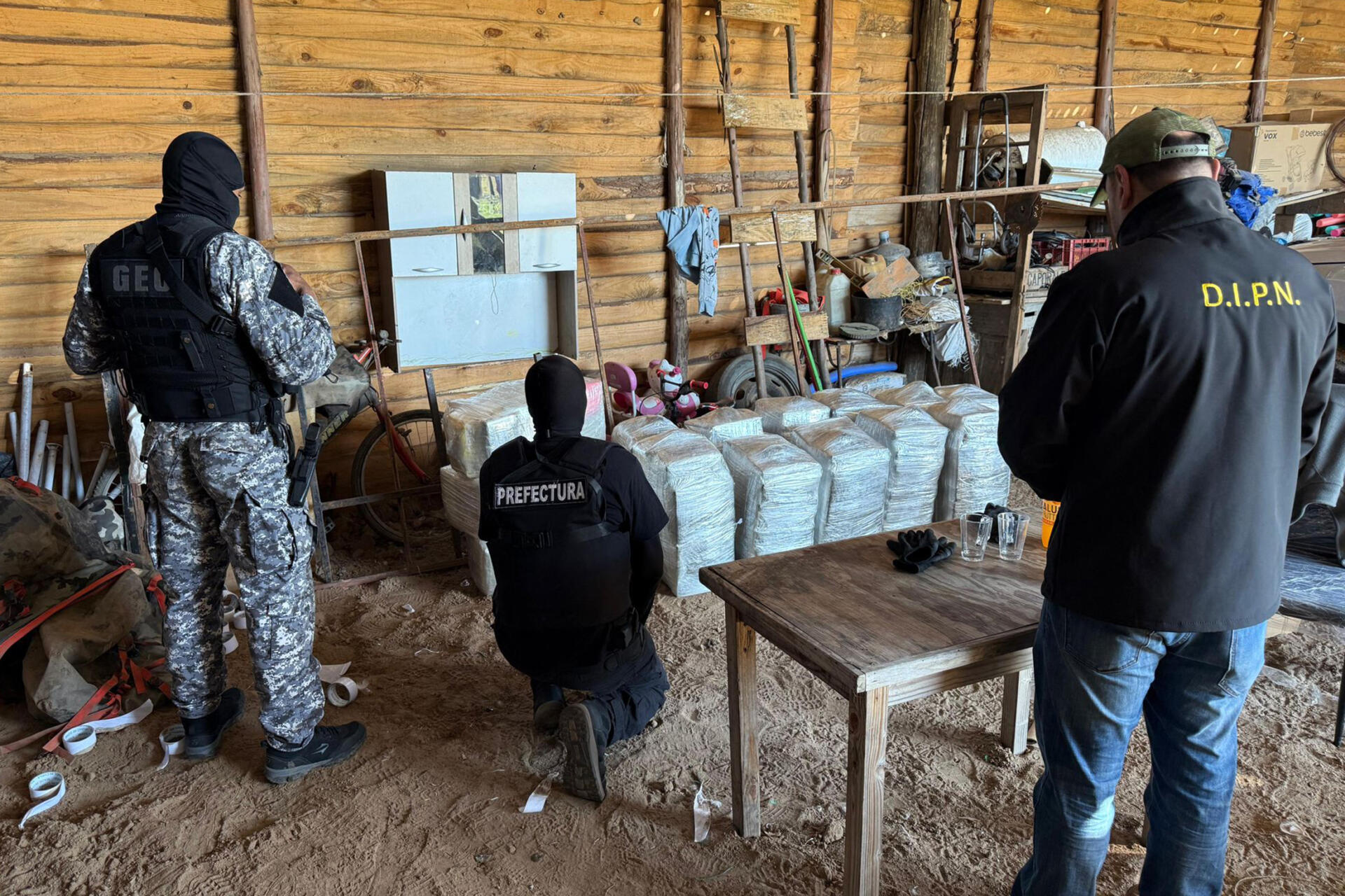 Las autoridades uruguayas incautaron más de dos toneladas de cocaína destinadas al exterior, donde podrían alcanzar un valor superior a los 50 millones de dólares