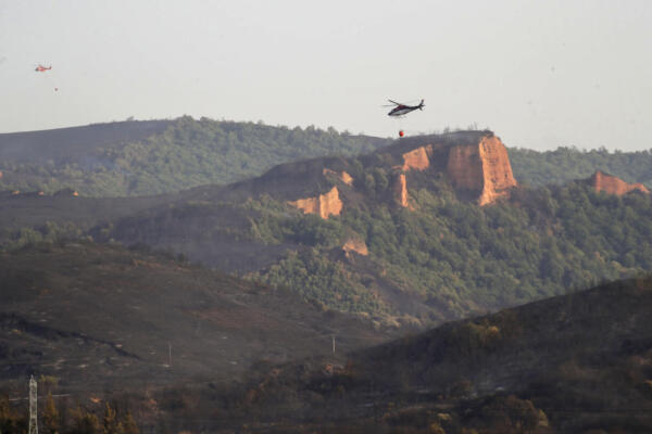 Medios aéreos sobre una zona afectada por el fuego que ha arrasado parte del espacio natural de Las Médulas, catalogado por la Unesco como Patrimonio de la Humanidad. EFE/Ana F. Barredo