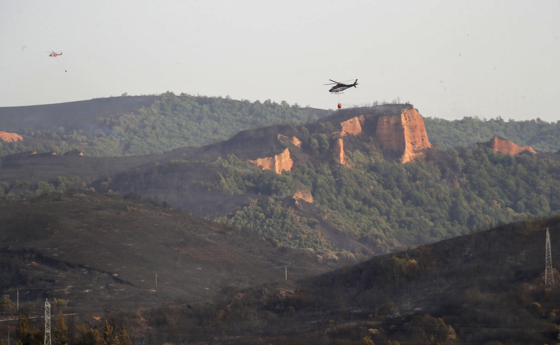 España afronta una dura jornada de incendios: miles de hectáreas quemadas y de desalojados