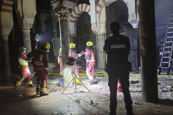 El incendio declarado este viernes en el interior de la Mezquita-Catedral de Córdoba, Patrimonio de la Humanidad, ha sido extinguido.  EFE/Policía Nacional SOLO USO EDITORIAL/SOLO DISPONIBLE PARA ILUSTRAR LA NOTICIA QUE ACOMPAÑA (CRÉDITO OBLIGATORIO)