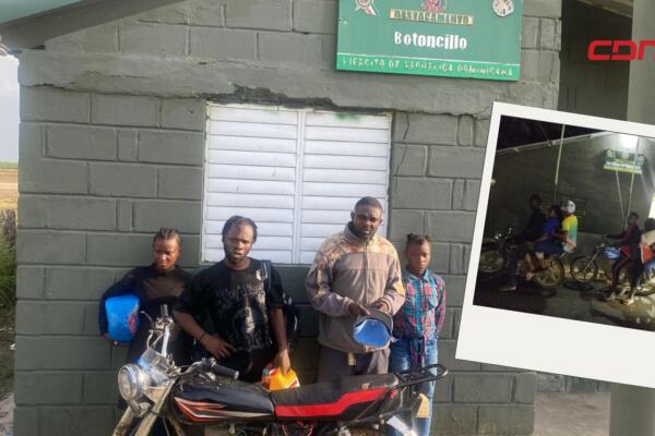 Los haitianos detenidos fueron entregados a la Dirección General de Migración (DGM) para los procedimientos correspondientes.