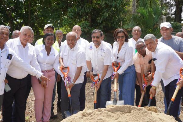 Directores del INDRHI y del IAD, junto a autoridades y regantes, durante primer picazo. Foto: fuente externa