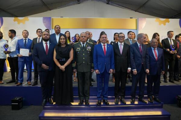 El reconocimiento fue recibido por el ministro de Defensa, teniente general Carlos Antonio Fernández Onofre.