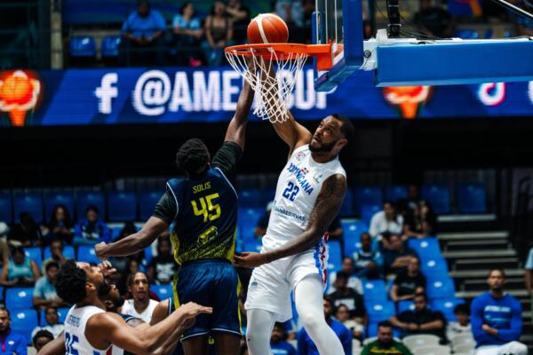 Joel Soriano donquea frente a la defensa Rival en el partido entre la Selección Dominicana de Baloncesto y Colombia en el torneo FIBA Americup 2025