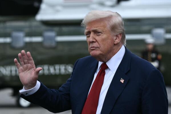 El presidente de Estados Unidos, Donald Trump, saluda antes de abordar el Marine One en el Aeropuerto Internacional de Lehigh Valley en Allentown, Pensilvania, el 1 de agosto de 2025, camino a su residencia en Bedminster, Nueva Jersey, donde pasará el fin de semana. (Foto de Brendan SMIALOWSKI / AFP)
