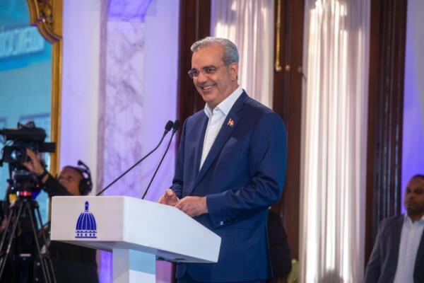 Abinader responde criticas de la oposición sobre obras, apagones y costo de alimento. Foto: fuente externa 