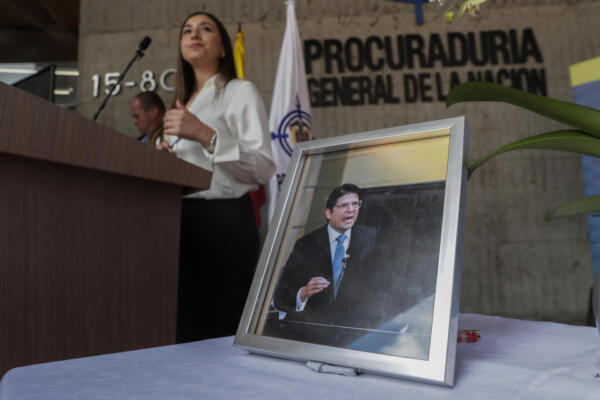 Fotografía de una imagen del fallecido precandidato presidencial de Colombia, Miguel Uribe, este lunes en la Procuraduría General de la Nación, en Bogotá (Colombia). EFE/ Carlos Ortega
