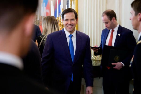 El secretario de Estado de EE. UU., Marco Rubio, se retira tras la participación del presidente estadounidense Donald Trump,  Images/AFP (Foto de Andrew Harnik / GETTY IMAGES NORTH AMERICA / Getty Images vía AFP)