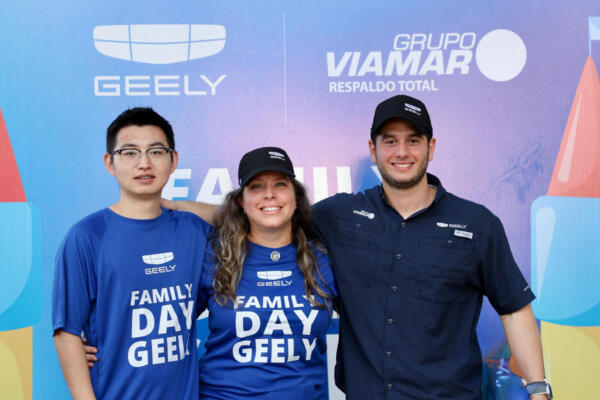 Marco Zhang, Juan Miguel Villanueva y Yoslaidy Pérez ejecutivo de Grupo Viamar y Geely en el lanzamiento
