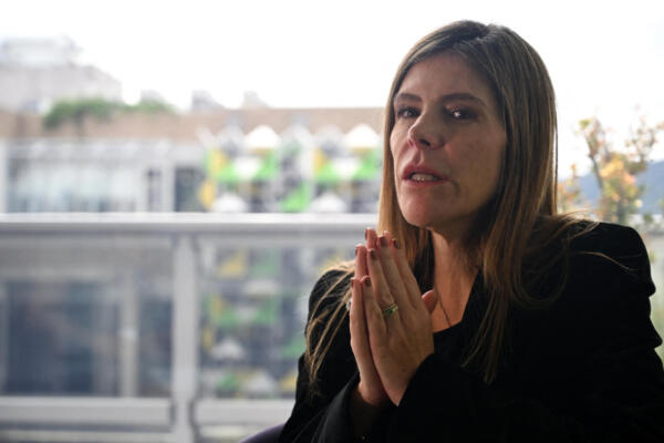 La hermana del fallecido candidato presidencial y senador colombiano Miguel Uribe, María Carolina Hoyos, habla durante una entrevista con AFP en Bogotá el 14 de agosto de 2025. María Carolina Hoyos perdió a su madre a causa de la violencia durante la era de Pablo Escobar, y esta semana su familia volvió a estar de luto tras el asesinato de su hermano, el candidato presidencial colombiano Miguel Uribe. (Foto de Raúl ARBOLEDA / AFP)
