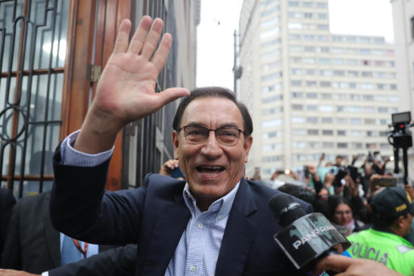 El expresidente de Perú Martín Vizcarra saluda a su llegada a un juzgado en Lima (Perú), en una fotografía de archivo del 26 de junio de 2025. EFE/ Paolo Aguilar