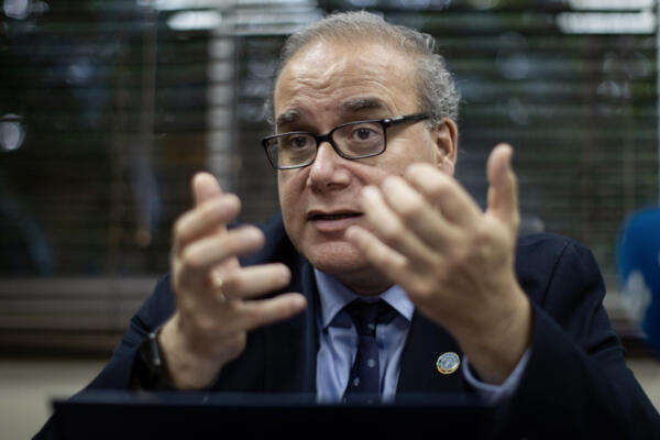 El economista jefe de la Organización de las Naciones Unidas para la Alimentación y la Agricultura (FAO), Máximo Torero, habla en entrevista con EFE este jueves, en Santo Domingo (República Dominicana). EFE/ Orlando Barría