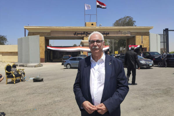 El ministro de Salud palestino, Maged Abu Ramadán, ofrece este lunes una entrevista con EFE en el Paso de Rafah (Egipto), en la que defendió que las decenas de miles de personas heridas en la guerra deberían ser tratadas dentro del devastado enclave en vez de ser evacuadas a otros países, pero advirtió que el primer paso debería ser 
