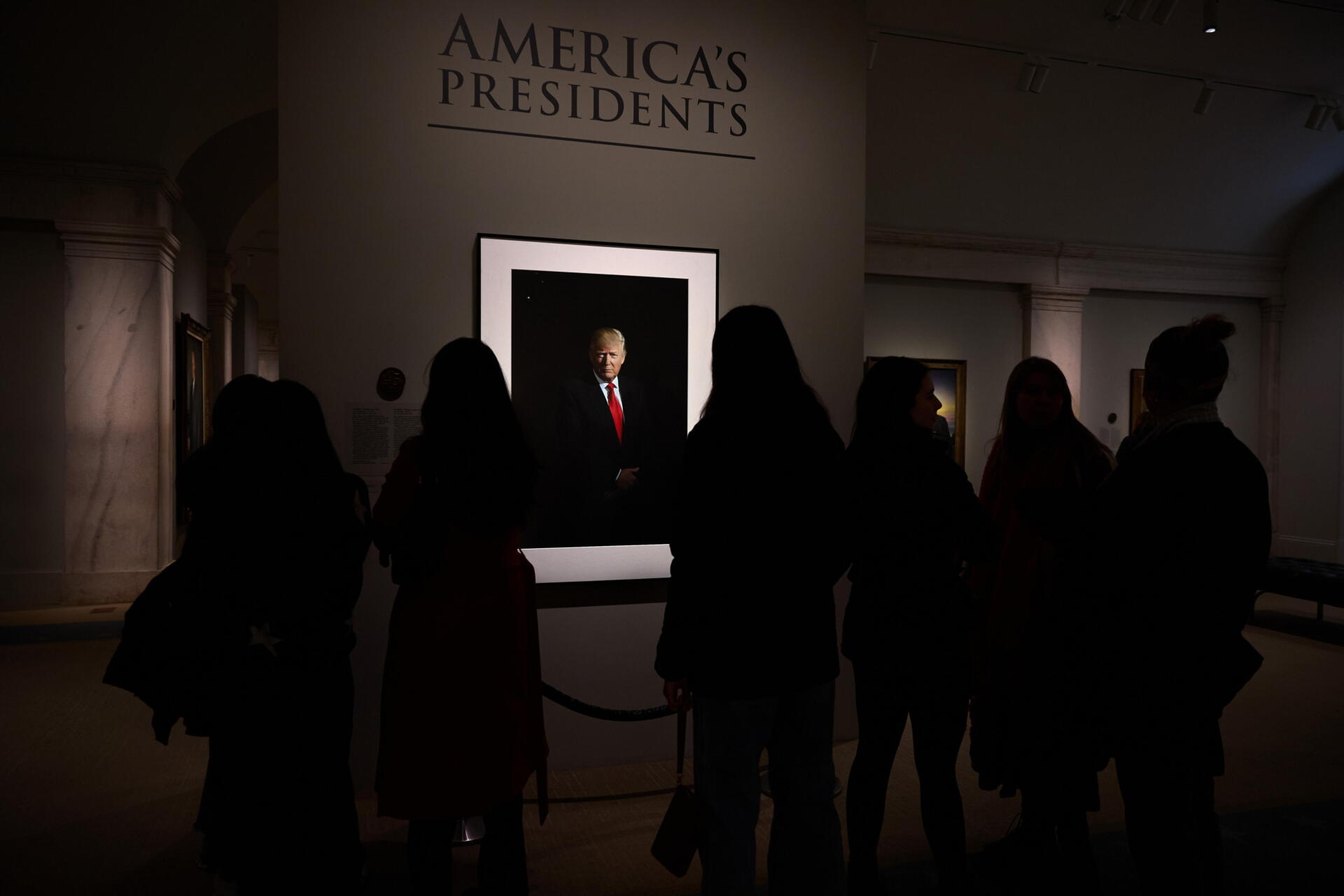 En la parte de la galería, en la que se recogen los intentos de las cámaras legislativas para cesar a algún mandatario, dejará de aparecer el nombre de Trump.
