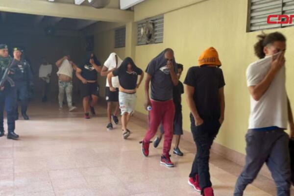 Cuatro dominicanos aceptan extradición a EE. UU. por estafas a adultos mayores.