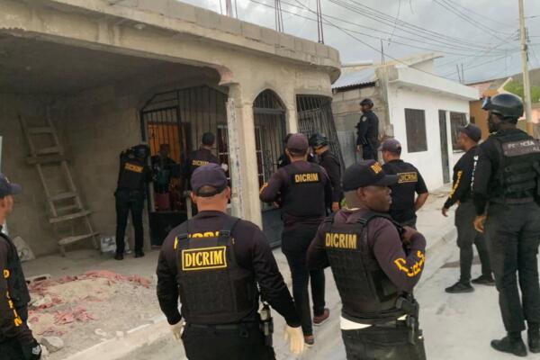 Miembros de la Dirección Central de Investigaciones Criminales (Dicrim) durante operativo en sectores en Barahona.