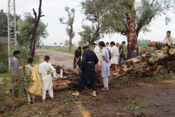 Imagen de los efectos del monzón en la provincia pakistaní de Khyber Pakhtunkhwa. Las autoridades han reubicado ya a 24.000 personas. EFE/EPA/SAOOD REHMAN