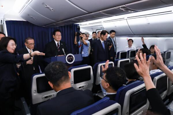 El presidente surcoreano, Lee Jae Myung (c, atrás), al conceder una rueda de prensa, a bordo del avión presidencial rumbo a Washington DC (EE.UU.). EFE/YONHAP