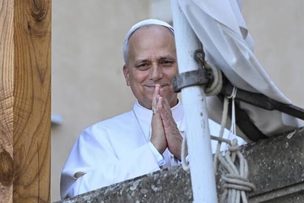 El Papa León XIV saluda al pueblo desde la terraza de la residencia papal de verano, adonde llega para una estancia de dos semanas en Castel Gandolfo, a 40 km al sureste de Roma, el 6 de julio de 2025.(Foto de Andreas SOLARO / AFP)