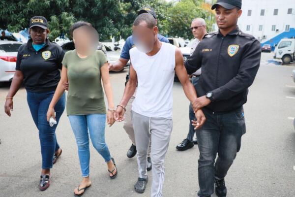 Policía apresa a pareja de esposos en Los Guandules, D.N, por la muerte de niña de 7 años víctima de maltrato infantil y barbarie en Los Guandules. Foto: fuente externa