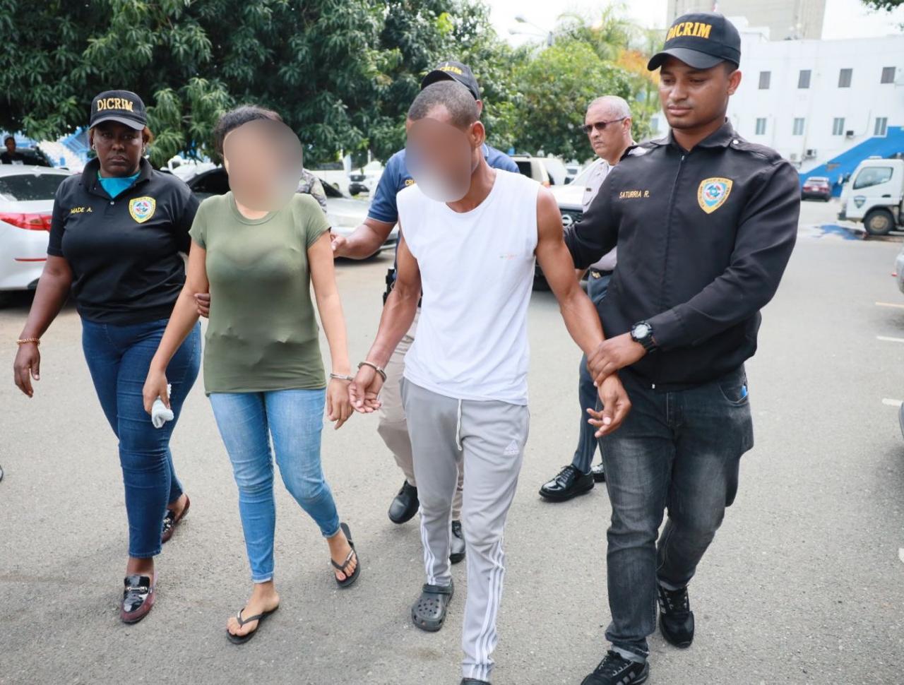 Policía apresa a pareja de esposos en Los Guandules, D.N, por la muerte de niña de 7 años víctima de maltrato infantil y barbarie en Los Guandules