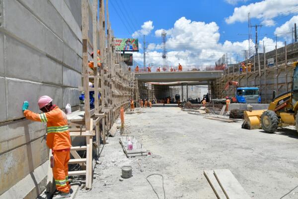 Obreros en trabajos de paso a desnivel en Pintura, SDO
Foto: fuente externa