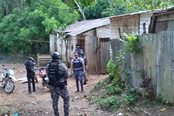 Durante el operativo se desmantelaron dos puntos de distribución de drogas, en los sectores El Resbalón y El Dian, provincia Monte Plata. (Foto/fuente externa)