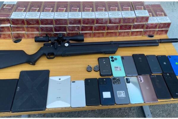 Dentro de lo ocupado están un arma larga y varias cajas de cigarrillos y celulares. 