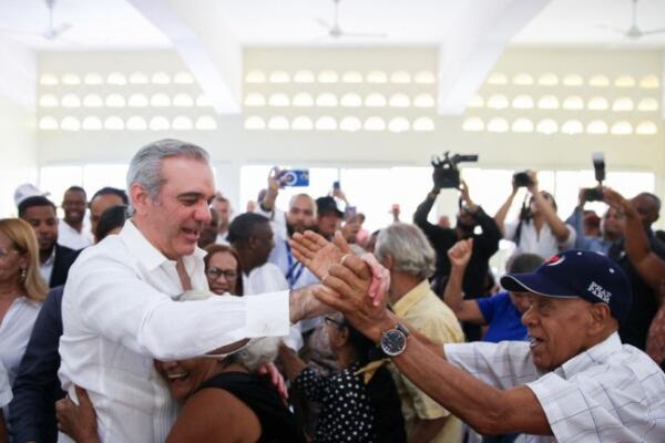 Gobierno inaugura planteles escolares, carreteras y hospital modernizado en recorrido encabezado por Abinader.