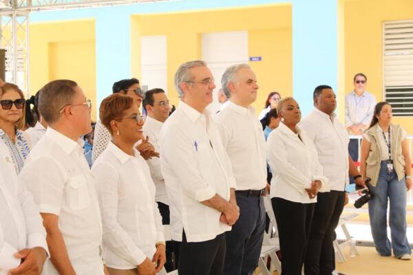 Presidente Luis Abinader encabezando acto de inauguración de escuelas en Higüey.
