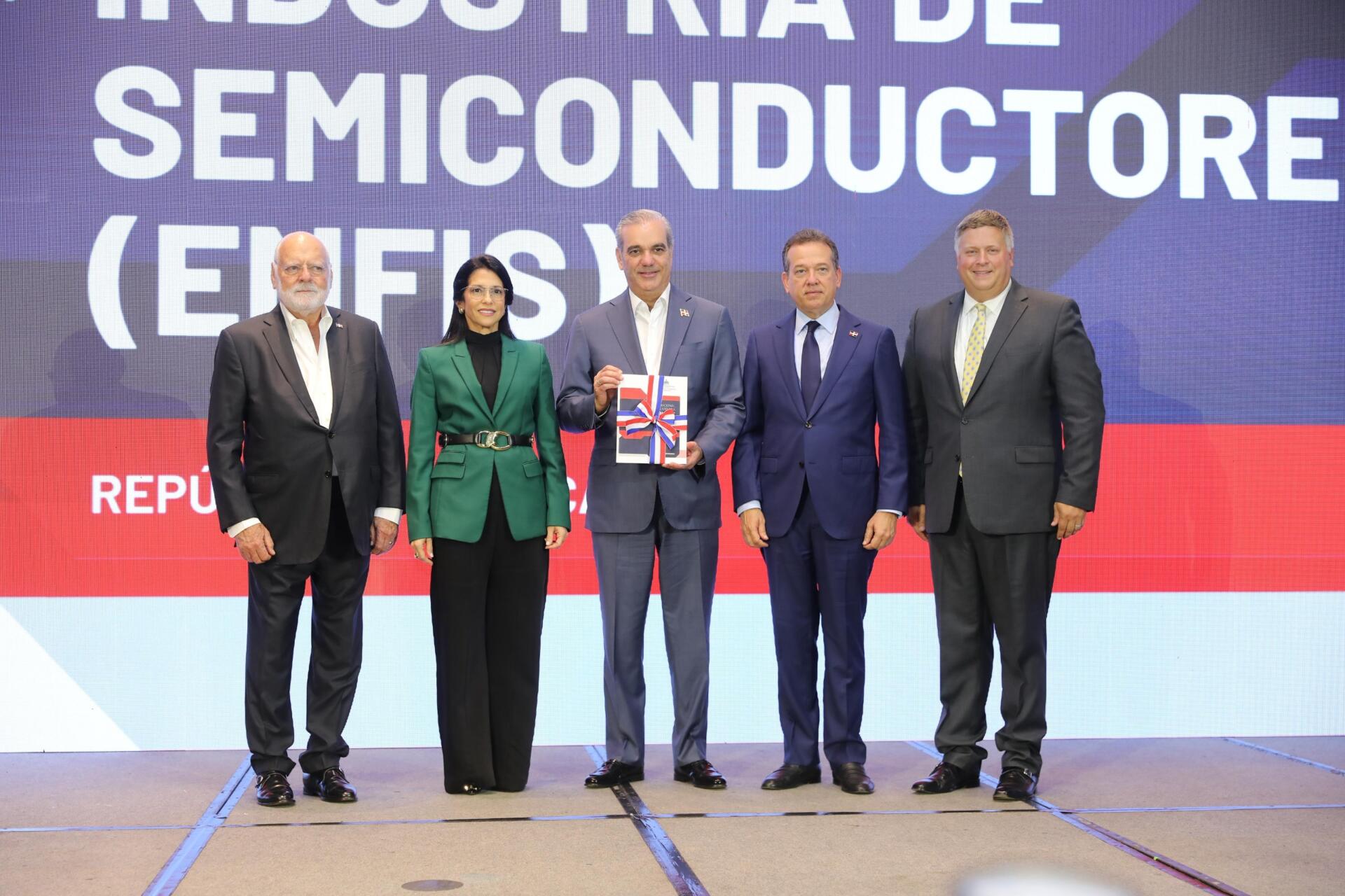 Abinader recibe Estrategia Nacional para posicionar a RD como referente en manufactura y ensamblaje de semiconductores