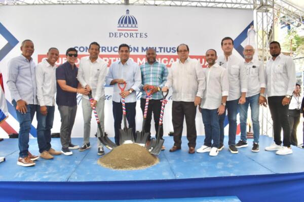  Kelvin Cruz, ministro de Deportes y Recreación, junto a otras autoridades. 