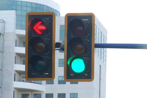 la Dirección General de Seguridad de Tránsito y Transporte Terrestre implementará a partir de este fin de semana la prohibición de giro a la izquiera en algunas de las principales avenidas del gran Santo Domingo
