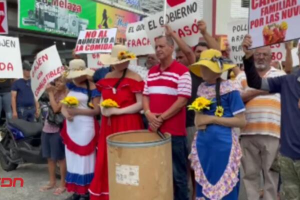 Manifestantes “tiran al zafacón” al ministro de Agricultura en reclamo por abandono del campo.