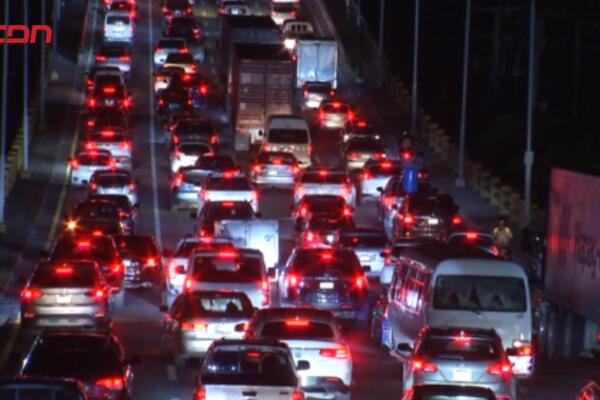 Agentes de la Digesett organizaron el tránsito en las calles que conducen al Puente Juan Pablo Duarte.