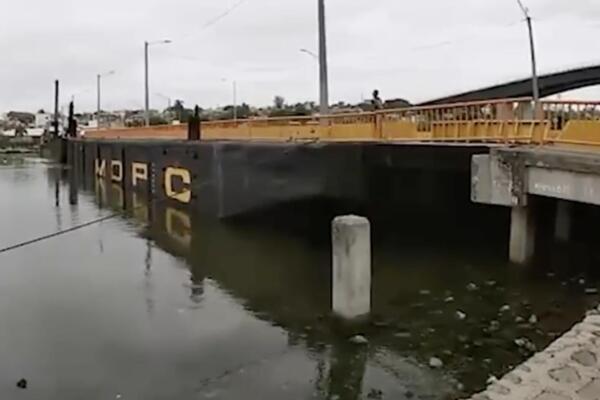 Puente flotante sobre río Ozama es una vía vital para Santo Domingo Este
Foto: Reporte Especial