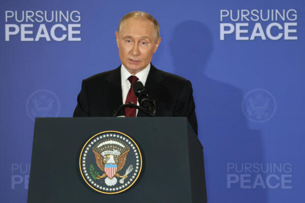 El presidente de Rusia, Vladímir Putin, al intervenir este viernes, 15 de agosto, durante una declaración conjunta con su homólogo de Estados Unidos, Donald Trump (fuera de cuadro), al final de su reunión 
