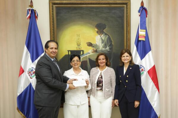 La vicepresidenta de la República, Raquel Peña, entregó este jueves, junto al ministro de Salud Pública, Víctor Atallah, aportes económicos al Voluntariado Jesús con los Niños y el Hospital Dr. Arturo Grullón. Foto: fuente externa