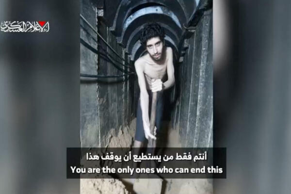Esta captura de pantalla de un video publicado el 1 de agosto de 2025 por el brazo armado del grupo militante palestino Hamás muestra al rehén israelí Evyatar David en un túnel Foto de las Brigadas Ezzedine al-Qassam / AFP)
