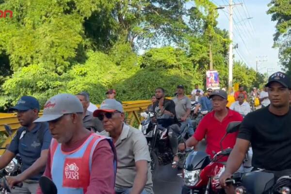 Residentes de San Isidro paralizan el tránsito en el puente en señal de protesta y reclamo.