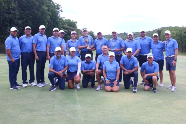 Sagolf con la copa de campeones de golf