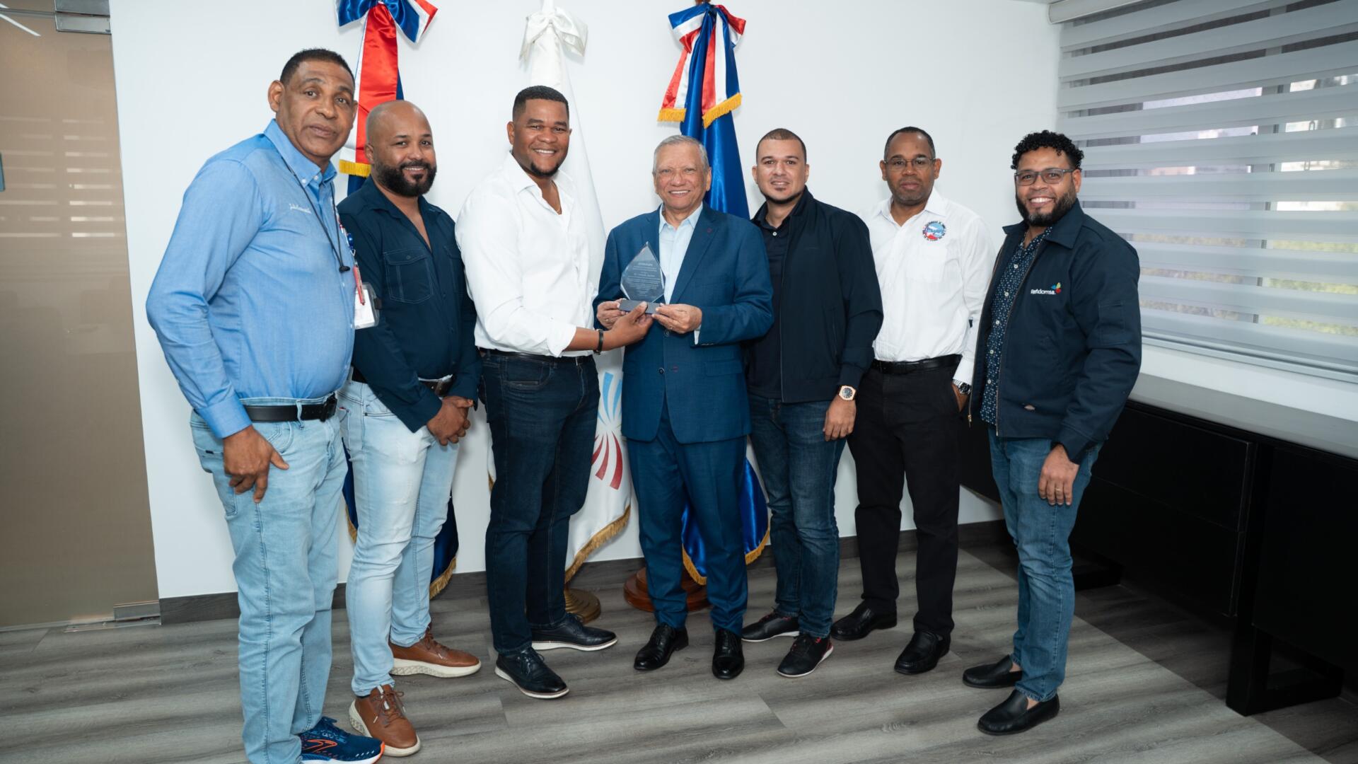 Sitradope reconoce al Dr. Leonardo Aguilera por mejorar calidad laboral durante su gestión en Refidomsa