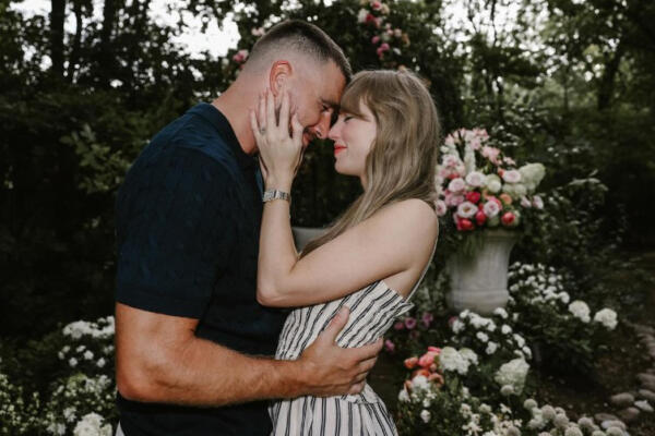 Fotografía de la cantante estadounidense Taylor Swift y el jugador estadounidense de fútbol americano Travis Kelce anunciando su compromiso este martes. EFE/ @taylorswift