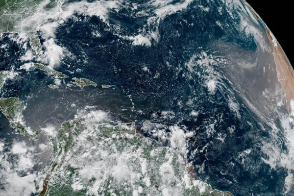 Fotografía satelital cedida por la Administración Oceánica y Atmosférica (NOAA) a través del Centro Nacional de Huracanes (NHC) de Estados Unidos que muestra el estado del clima en el Atlántico. EFE/ NOAA-NHC