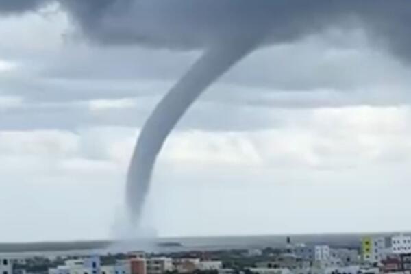 Una impresionante tromba marina se formó esta tarde en horas en aguas del Mar Caribe, al sur de la provincia La Romana.