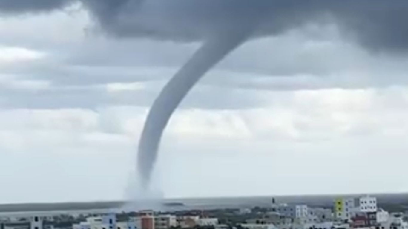 Una impresionante tromba marina se formó esta tarde en horas en aguas del Mar Caribe, al sur de la provincia La Romana.