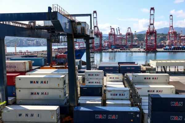 Una vista general muestra contenedores de carga en el puerto de Keelung el 1 de agosto de 2025. El presidente Donald Trump ordenó la reimposición de aranceles a decenas de socios comerciales el 31 de julio de 2025, su estrategia clave para reestructurar el comercio global en beneficio de la economía estadounidense. (Foto de I-Hwa Cheng / AFP)
