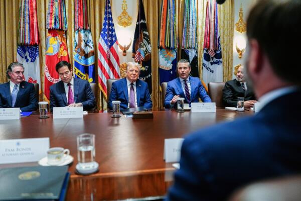 Trump se reúne con su Gabinete por más de tres horas