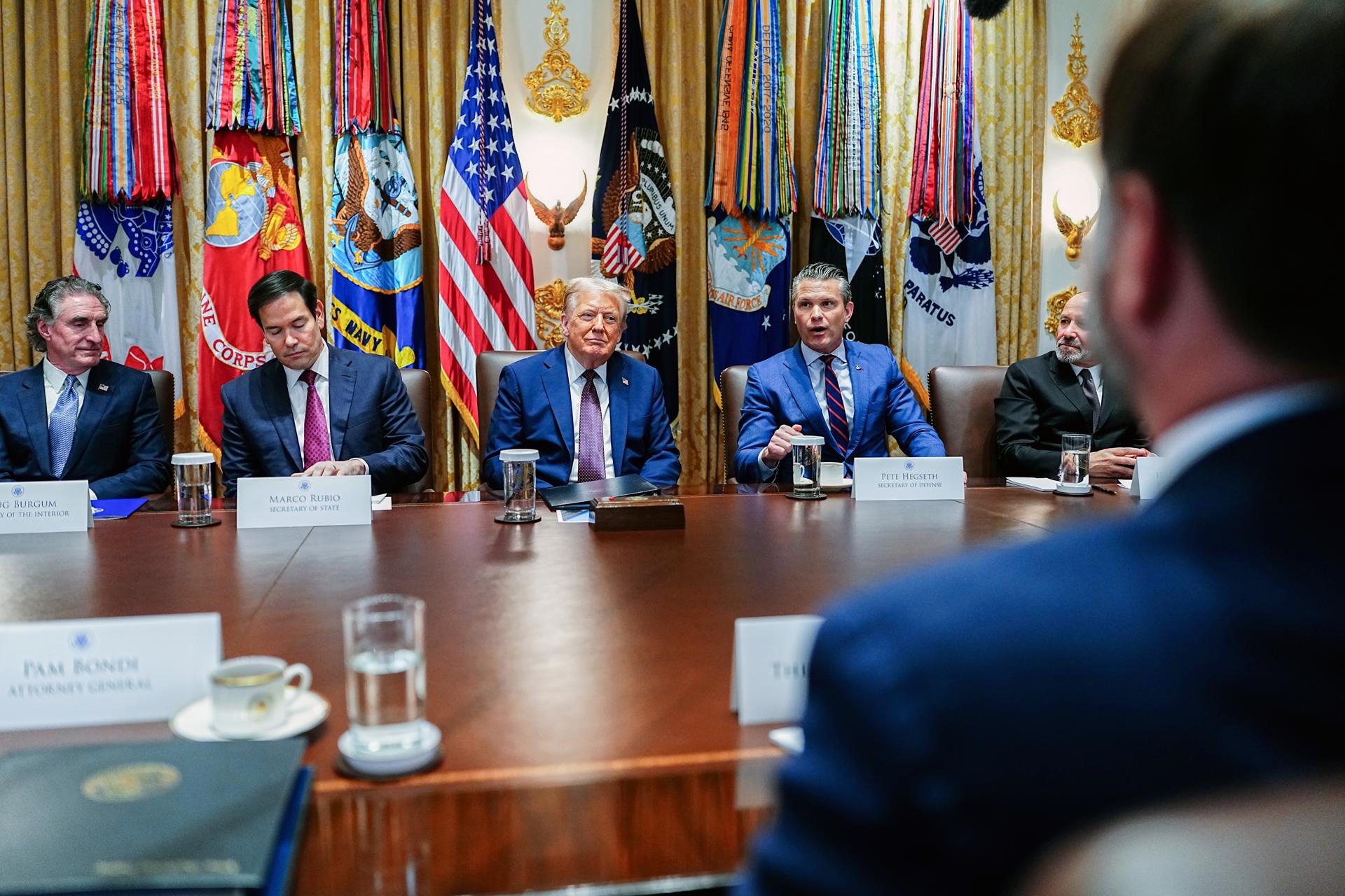 Trump se reúne con su Gabinete por más de tres horas